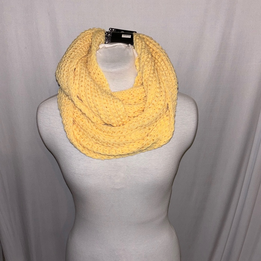 Momentum Knitted Neck Warmer Scarf Pale Yellow NWT